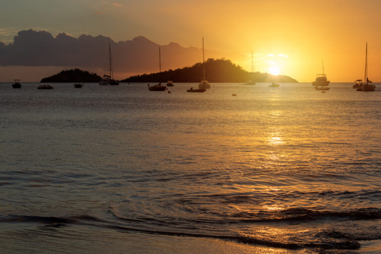 Coucher de soleil observable depuis la plage de Malendure Bouillante Guadeloupe et depuis les bateaux nautilus